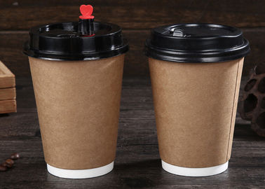 상표를 붙이는 종이 마시는 컵은/뚜껑을 가진 처분할 수 있는 커피 잔을 격리했습니다